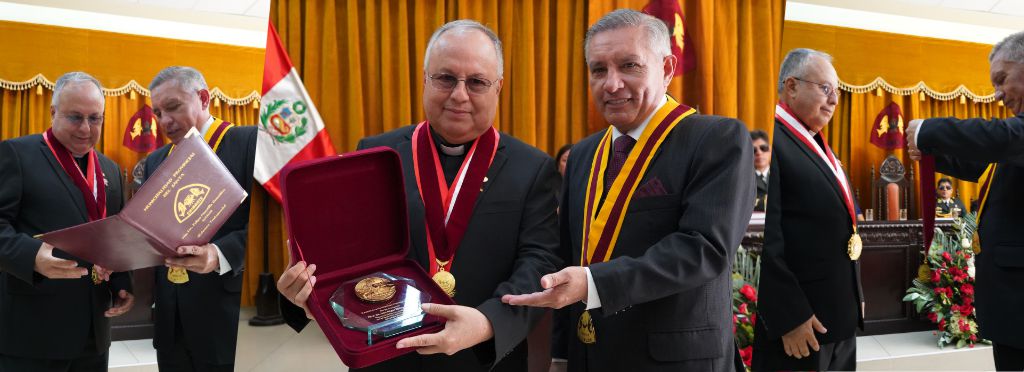Rector de la ULADECH Católica recibe reconocimiento de la Municipalidad Provincial del Santa