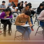 Fotografía de estudiantes danto examen de admisión