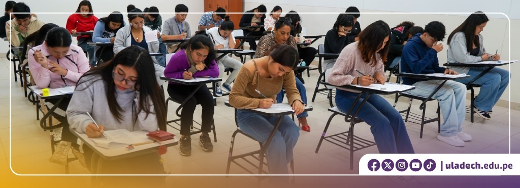 Fotografía de estudiantes danto examen de admisión