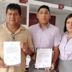 Fotografía de la oficina de Patrimonio durante la entrega de carpetas donadas a la I.E. José Olaya.