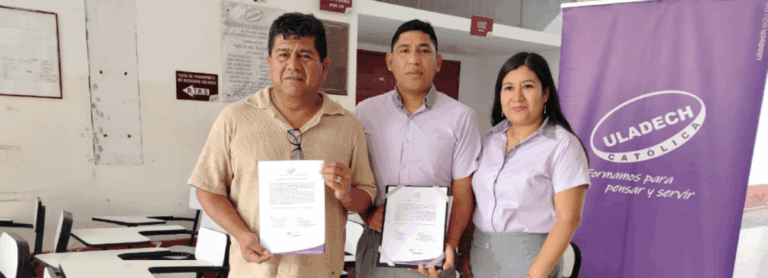 Fotografía de la oficina de Patrimonio durante la entrega de carpetas donadas a la I.E. José Olaya.