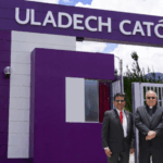 Fotografía de autoridades en el frontis de la sede de Huaraz.