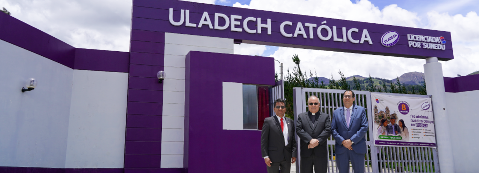 Fotografía de autoridades en el frontis de la sede de Huaraz.