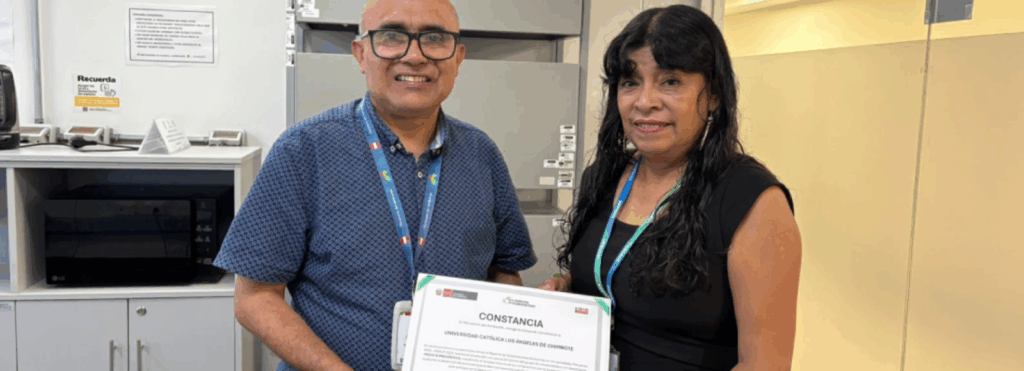 Fotografía del MINAM entregando el reconocimiento a la ULADECH