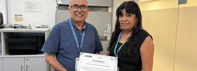 Fotografía del MINAM entregando el reconocimiento a la ULADECH